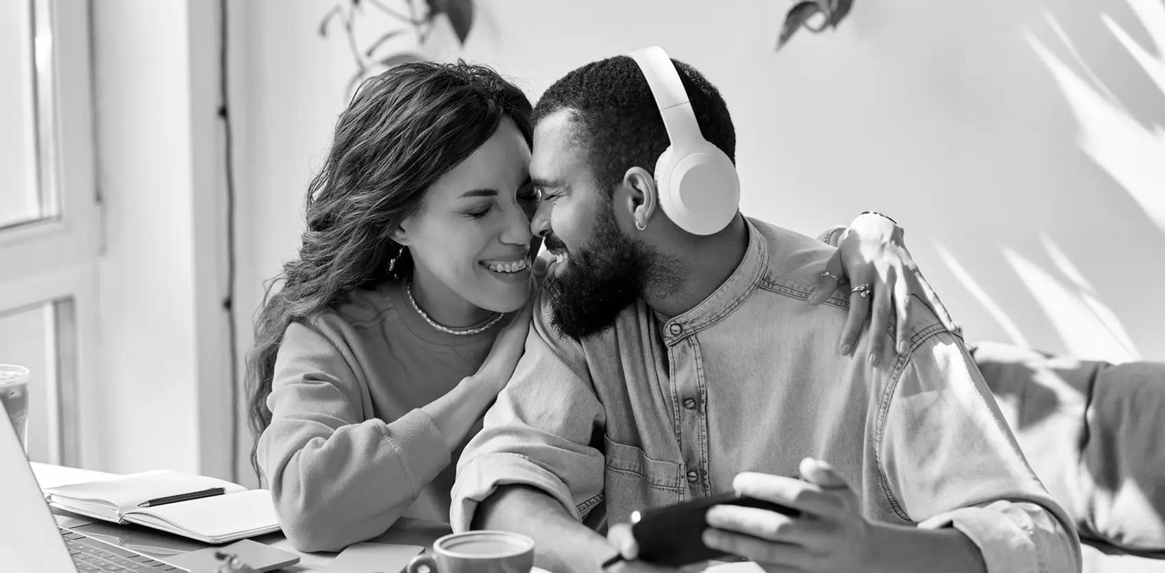 Couple listening to a personalized song gift on headphones — Musikeando